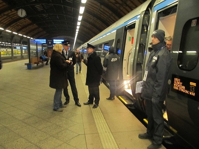 Pierwszy skład Pendolino Wrocław - Warszawa na peronie 2 wrocławskiego dworca. Express InterCity Premium odjechał o godzinie 6.17