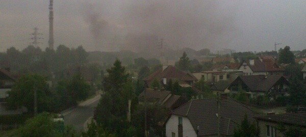 Chmura czarnego dymu przestraszyła mieszkańców ulicy.