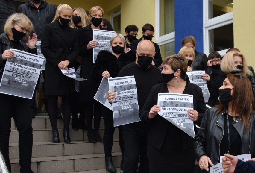 Protest pracowników policji w Ostrołęce. Czarny piątek. Akcja „Niezadowolenie pracowników cywilnych policji”. 15.10.2021