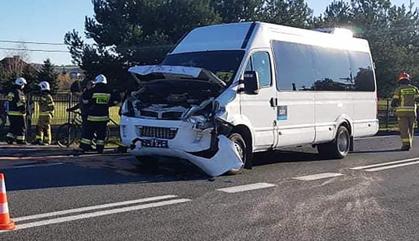 Bus z Tarnowa wiozący dzieci rozbił się pod Nowym Sączem. Kierowca trafił do szpitala, pasażerowie bezpieczni