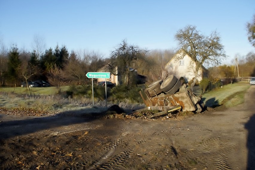 Wypadek w gminie Kępice. Drewno z ciężarówki wypadło na...