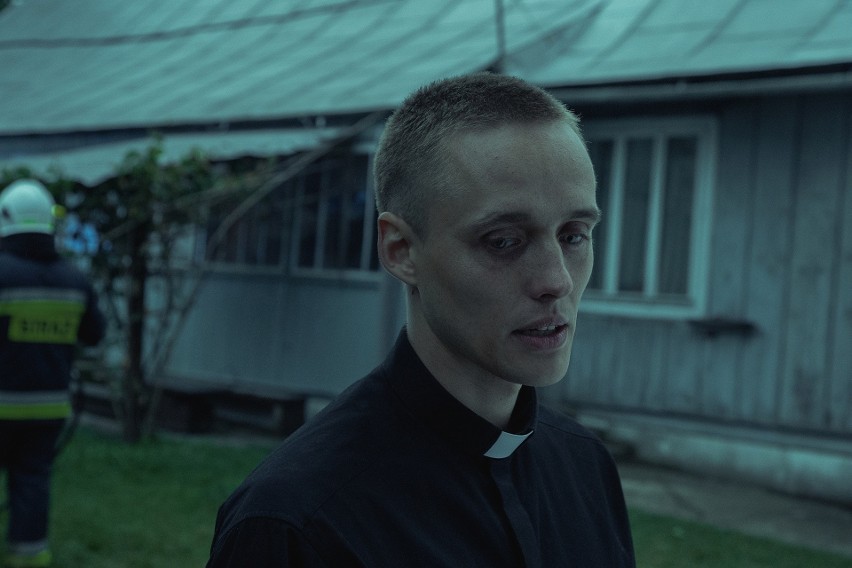 Bartosz Bielenia jako fałszywy ksiądz w filmie "Boże ciało"