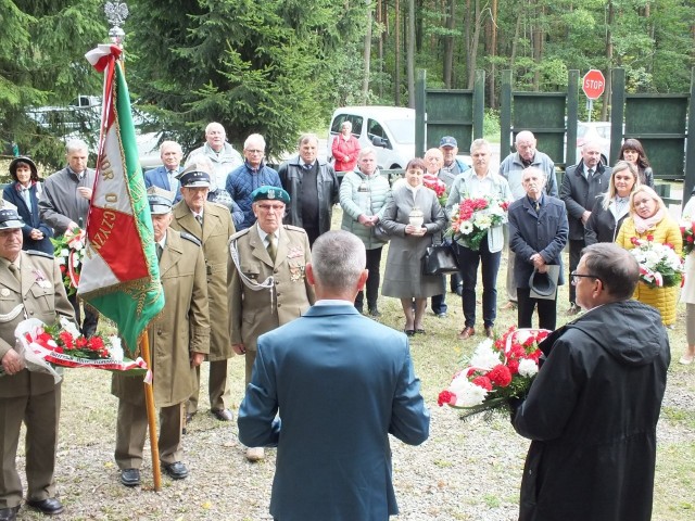 Przed pomnikiem Tadeusza Wojtyniaka „Bacy” zgromadziły się liczne delegacje z kwiatami i zniczami