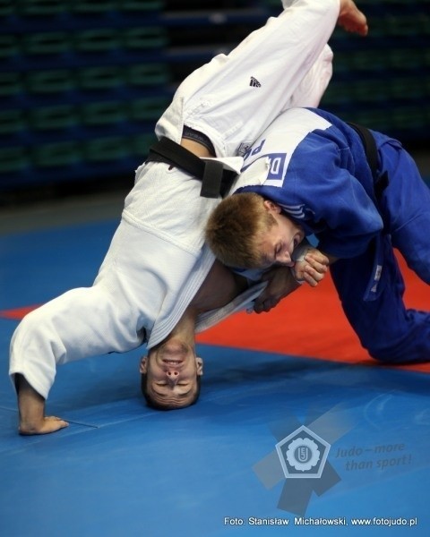 Michał Bartusik w niebieskim judogi.