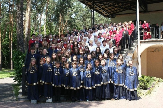 Uczestnicy II Diecezjalnego Przeglądu Chórów "Ad Mariae gloriam" przed Sanktuarium Najświętszej Marii Panny Saletyńskiej na Piaskach w Ostrowcu.