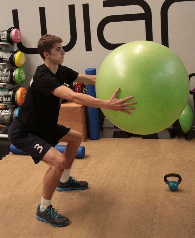 Igor Grobelny podczas treningu w siłowni.