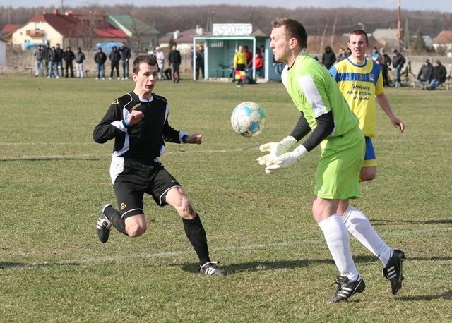 W meczu na szczycie stalowowolskiej klasy okręgowej piłkarze OKS Mokrzyszów Tarnobrzeg zremisowali z Olimpią Pysznica 2:2 (0:2).