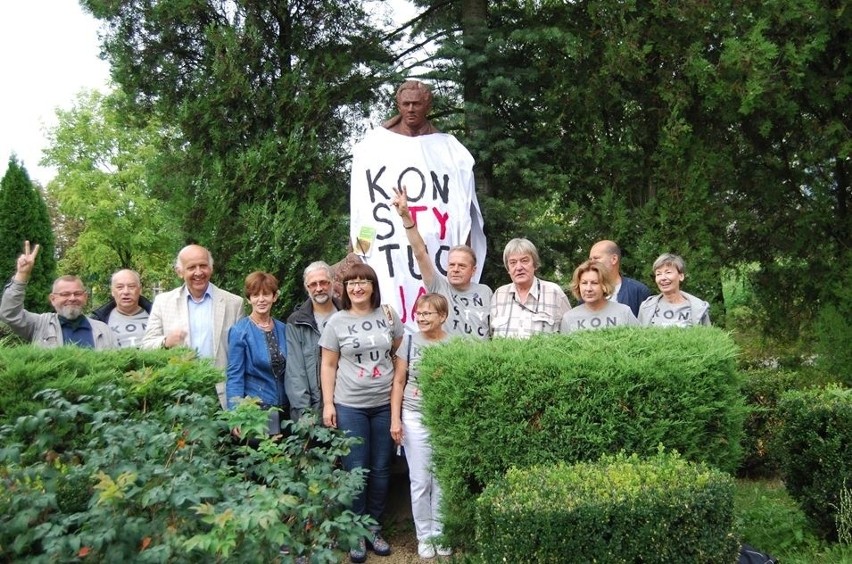 Kolejny pomnik w Kielcach ubrany w koszulkę z "Konstytucją". Na miejscu była Policja