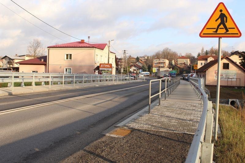 Kalwaria Zebrzydowska. Przy dwóch przejściach dla pieszych na drodze krajowej 52 stanęło dodatkowe oświetlenie. Teraz będzie bezpieczniej