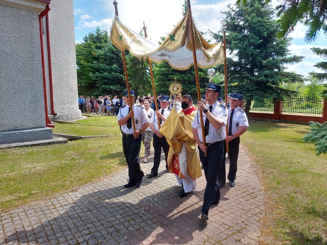 W czwartek, 3 czerwca, przypada uroczystość Najświętszego Ciała i Krwi Chrystusa. Święto celebrowali również mieszkańcy Kazanowa. Miejscowa Parafia Przemienienia Pańskiego przygotowała z tej okazji procesję. Wyruszyła ona po mszy świętej, o godzinie 10. Słoneczna i ciepła pogoda sprzyjała wiernym. Zobacz kolejne zdjęcia >>>