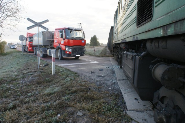 Pociąg zderzył się z ciężarówką na przejeździe kolejowym w Suwałkach