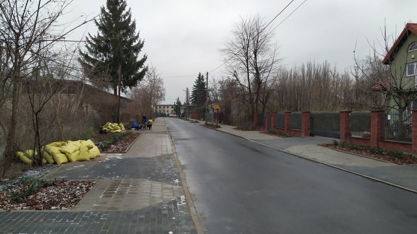 Ulica Sierpowa z asfaltem, chodnikami i progiem zwlaniającym ZDJĘCIA