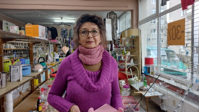 Janina Turbak jest właścicielką sklepu "Imbryk -1001 drobiazgów" przy ul. Morelowej 34 w Zielonej Górze. Po śmierci męża prowadziła interes z córką Martą. Teraz sklep kończy działalność