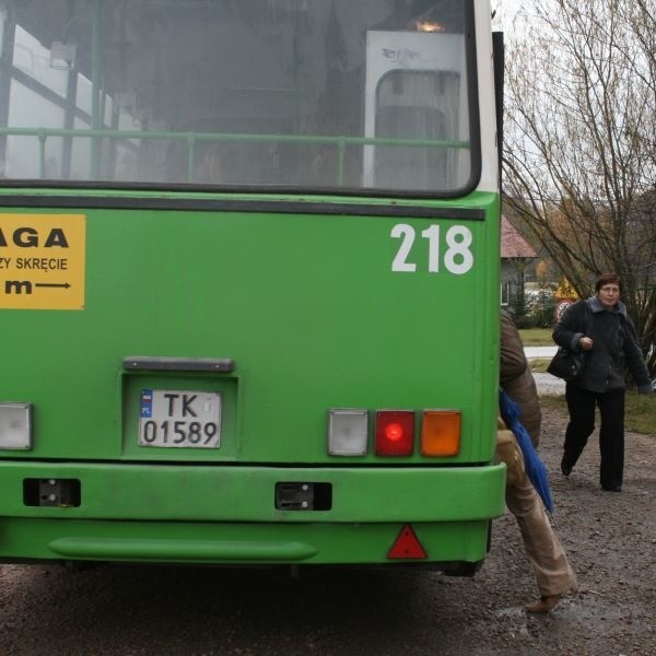 6986    - W dni robocze autobusy jeżdżą w złych godzinach, a w soboty prawie w ogóle. Trudno dotrzeć do pracy, do szkoły czy do lekarza - mówią mieszkańcy Bęczkowa.    