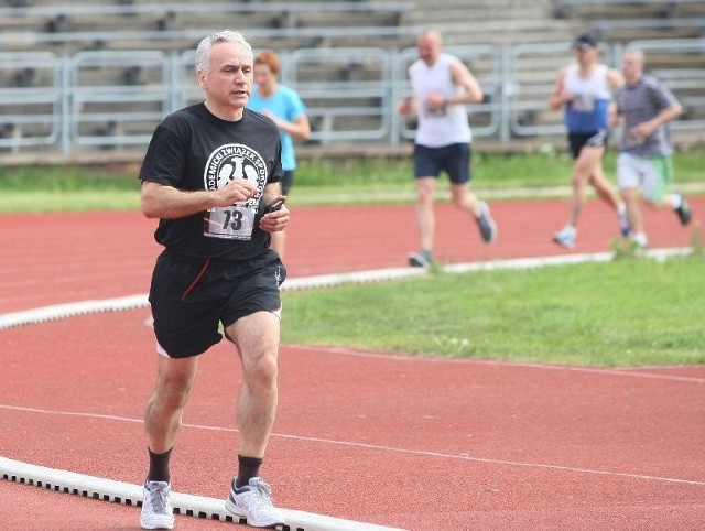Profesor Zbigniew Koruba, dziekan Wydziału Mechatroniki i Budowy Maszyn biega od 40 lat. Wziął udział akcji, by zachęcić studentów do biegania.