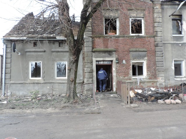 Pożar wybuchł przed godz. 4.00 w budynku wielorodzinnym przy ul. Konopnickiej w Mogilnie.Z płonącego budynku ewakuowano w sumie piętnaście osób, lokatorów mieszkań. Trójka dzieci i ich mama trafili do szpitala, szybko jednak zostali wypisani, nic im się nie stało. Poszkodowany został podczas akcji strażak, ale opatrzono go na miejscu. Do szpitala trafiła jedna z mieszkanek domu, która ma poparzenia pierwszego stopnia.Na miejscu działało osiem zastępów SP.Kamienica jest własnością prywatną, nie nadaje się do zamieszkania. Pogorzelcami zajęli się pracownicy gminy. 