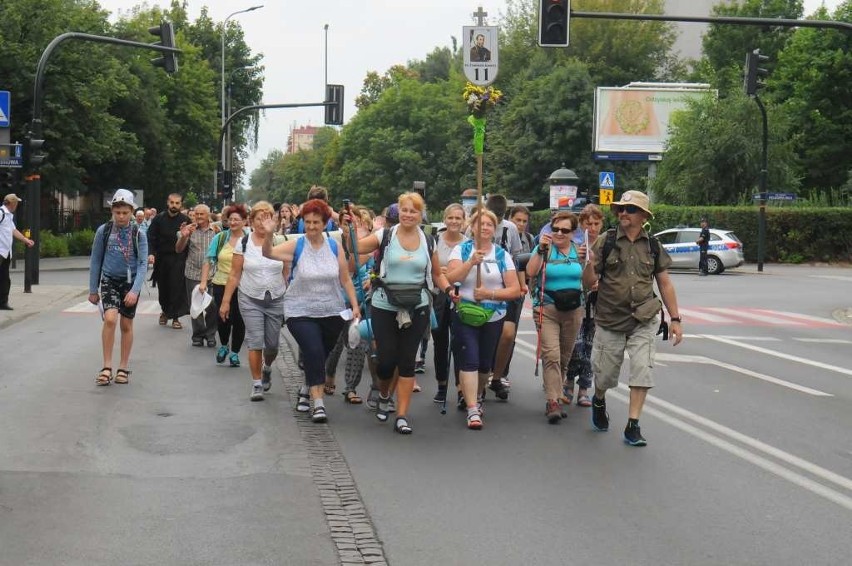 Pielgrzymi wyruszyli w drogę na Jasną Górę [ZDJĘCIA]