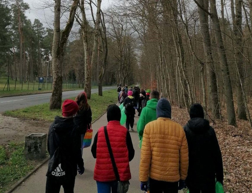 Uczniowie w Lasku Południowym „Czuwali dla Ziemi” [zdjęcia]