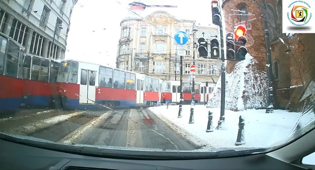 Nagranie przesłał jeden z kierowców, który stał na ul. Jagiellońskiej na czerwonym świetle. W opublikowanym materiale wideo dokładnie widać moment zderzenia tramwajów.