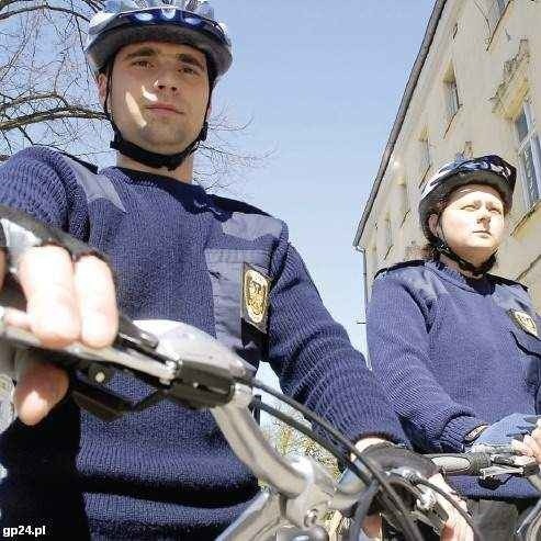 Strażnicy w Słupsku patrolują miasto na rowerach.
