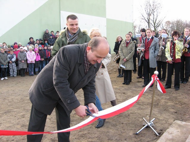Przecięcia wstęgi boiska dokonał między innymi dyrektor szkoły Jacek Szalaty