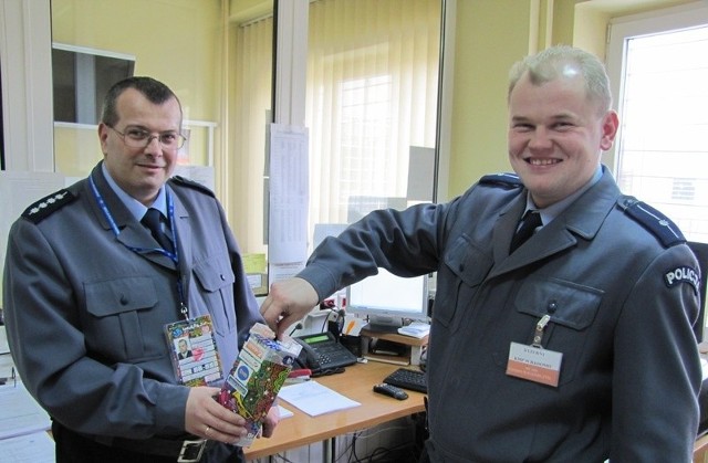 Wolontariuszem radomskiej policji jest Jacek Małysa - ze sztabu komendy miejskiej (z lewej). Jako jeden z pierwszych pieniądze do puszki wrzucił Grzegorz Kalbarczyk, oficer dyżurny komendy.