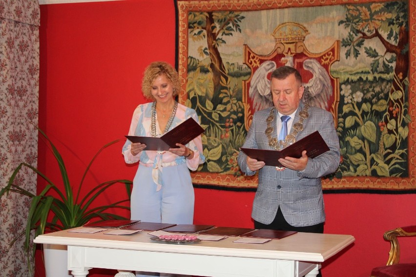 Złote Gody w gminie Bodzechów. Piękny jubileusz obchodziło 6 par. Zobacz zdjęcia z uroczystości