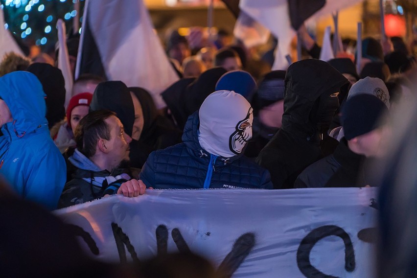 Kibice Sandecji Nowy Sącz chcą nowoczesnego stadionu i manifestowali przed sądeckim ratuszem [ZDJĘCIA, WIDEO]