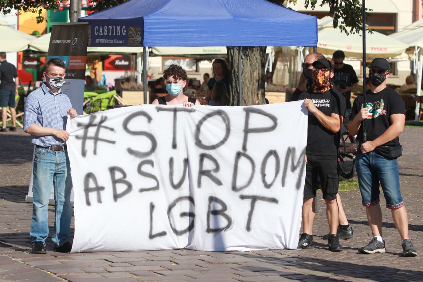 Protest "Stop terrorowi LGBT" Młodzieży Wszechpolskiej na Rynku w Rzeszowie [ZDJĘCIA]