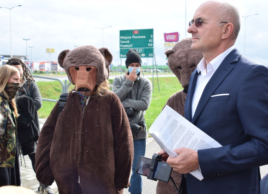 "Nie oddamy Bieszczad piłom!". Akcja w całej Polsce, w Krośnie złożono petycję [ZDJĘCIA]