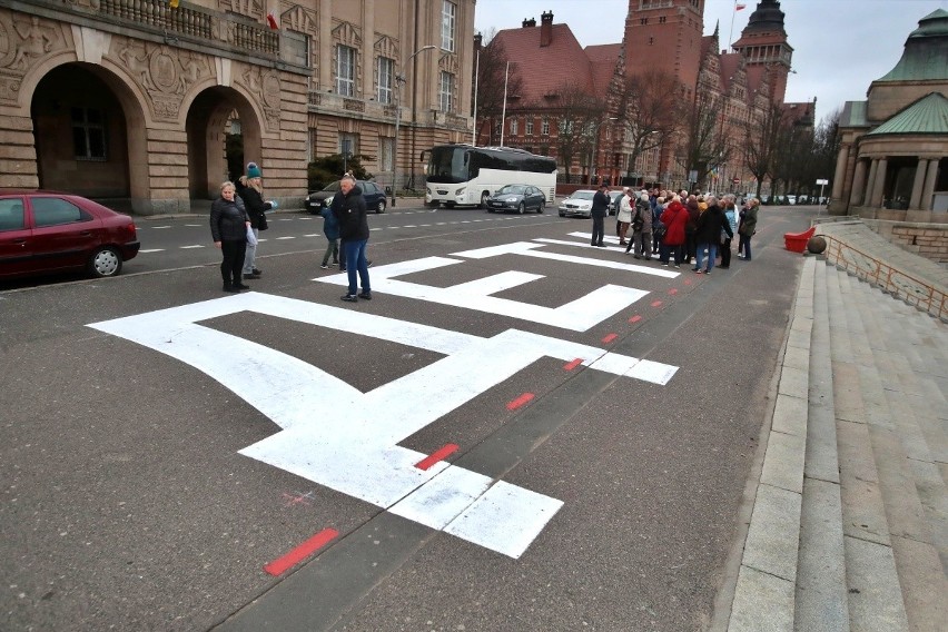 Wyjątkowy napis na Wałach Chrobrego w Szczecinie. To akt solidarności z Ukrainą [ZDJĘCIA]