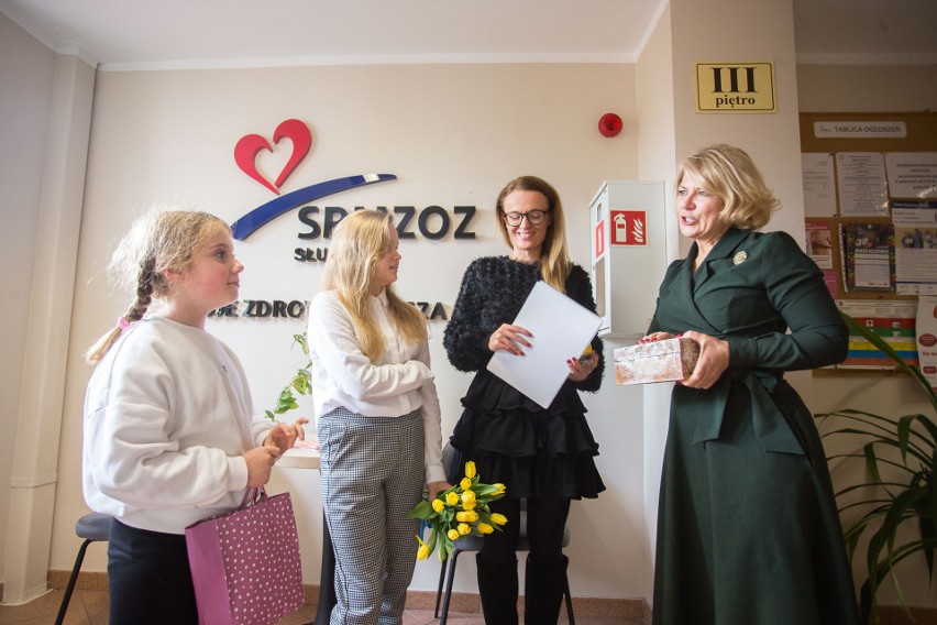 Uczniowie SP 11 w Słupsku zbierali pieniądze w miejskiej...