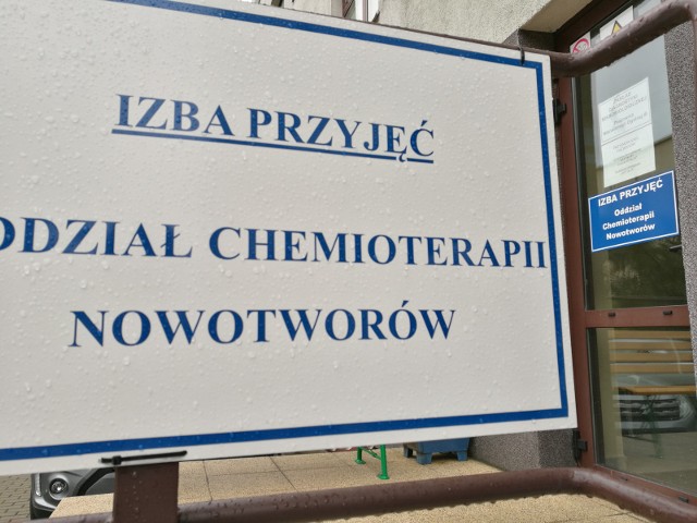 W szpitalu przy ul. Krasińskiego do izby przyjęć i oddziału chemioterapii wchodzi się odrębnymi drzwiami.