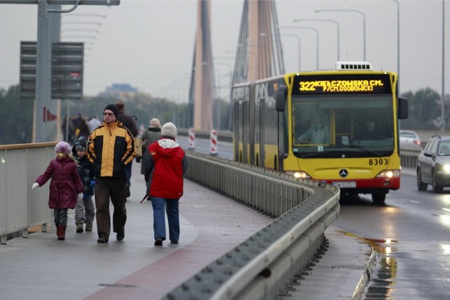 Wrocław, autobus MPK na moście Milenijnym - fragmencie obwodnicy śródmiejskiej