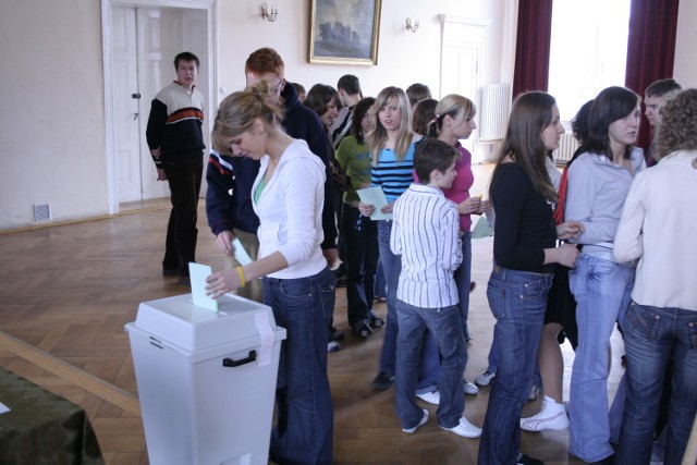 Po oddaniu glosu uczniowie dzielili sie swoimi wrazeniami z dokonanych wyborów.