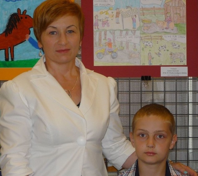 Szymon Ożarowski z dyrektorką szkoły w Bebelnie Izabelą Ostrowską.