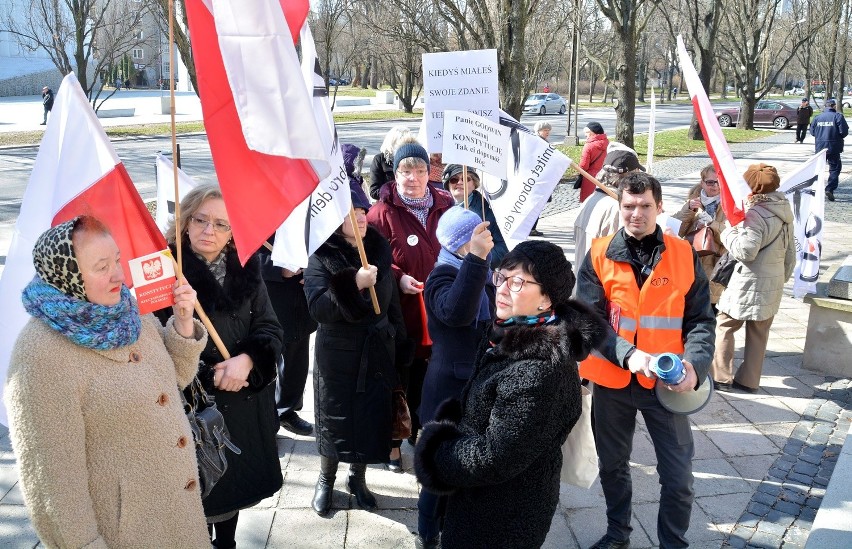 KOD gwizdami przywitał w Lublinie Jarosława Gowina