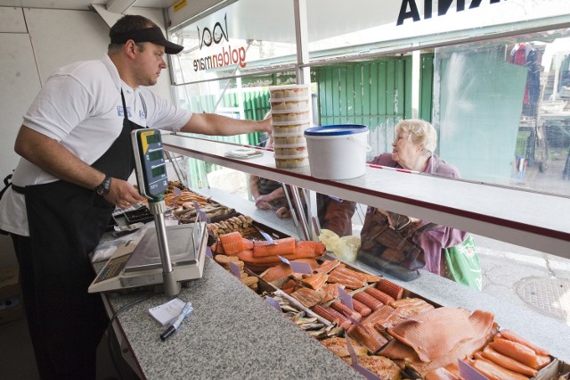 Targowisko w Koszalinie. Łosoś ostro w góręPiotr Siewierski sprzedaje wędzone ryby na targu.