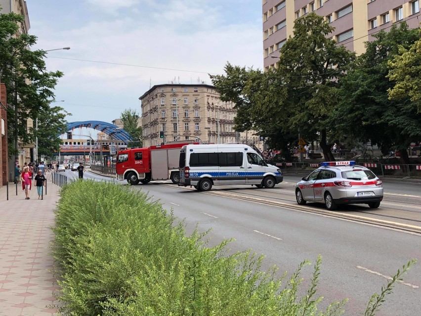 Tragedia we Wrocławiu. Tramwaj śmiertelnie potrącił kobietę. Pojazd ciągnął fragmenty ciała przez miasto [ZDJĘCIA, TYLKO DLA DOROSŁYCH!]