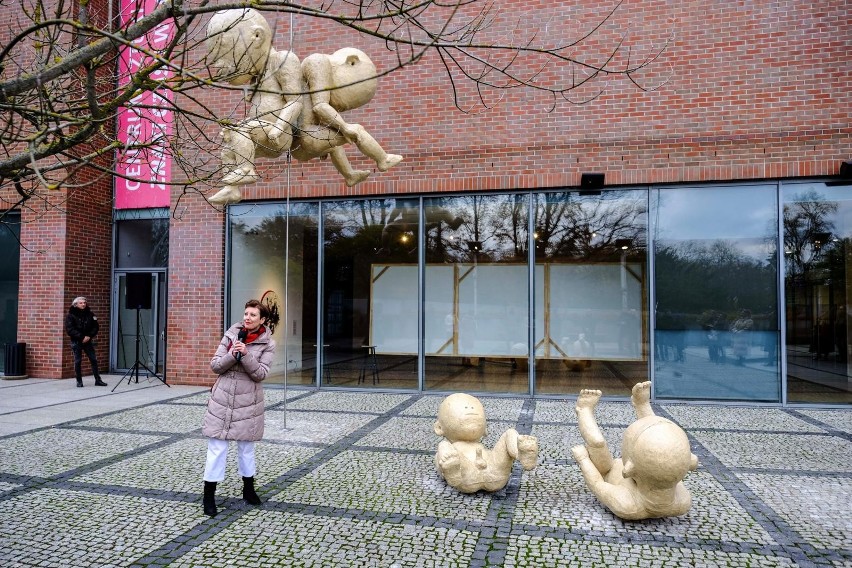 Kontrowersyjne rzeźby Sylwestra Ambroziaka w Toruniu. "Sztuka najnowsza jest drażniąca i niepopularna"