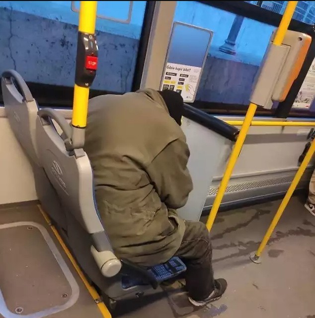 Bezdomni jeżdżą autobusami i tramwajami, by się ogrzać.