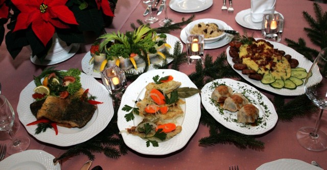Pierogi, uszka, karpie w galarecie bądź po żydowsku i barszcz czerwony - to dania, które znajdują się w ofercie niemal wszystkich lokali oferujących catering na Boże Narodzenie. Nie zawiodą się też ci, którzy szukają wykwintnego i nietuzinkowego jedzenia. Na świąteczny stół zamówić sobie można między innymi krem z raków z szyjkami rakowymi, gołąbki w sosie żurkowym, królika w sosie śmietanowo-rozmarynowym albo carpaccio z wędzonej gęsi kołudzkiej z oliwą truflową. Wszystko zależy od gustu i zasobności portfela.   CO ZAMÓWIMY? ZA ILE? GDZIE I DO KIEDY? SZCZEGÓŁY W GALERII NA KOLEJNYCH SLAJDACH --->