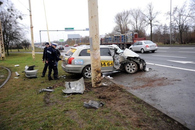 9 stycznia doszło do tego wypadku, kiedy toyota uderzyła w słup trakcyjny, dzień wcześniej w tym samym miejscu wyleciał z jezdni ford.