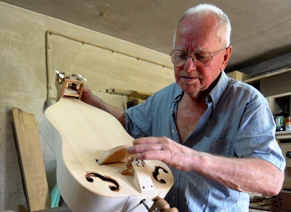 Stanisław Wyżykowski w swojej pracowni w Haczowie.