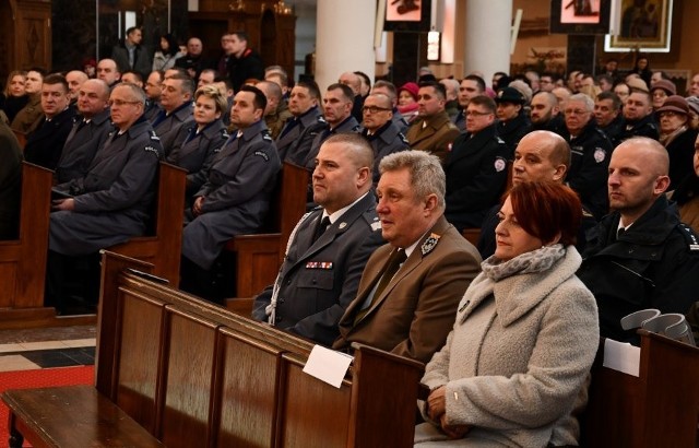 100. Rocznica Odzyskania Niepodległości jest szczególną okazją do uczczenia pamięci tych, którzy walczyli i ginęli w obronie Polski. W związku z tym podlascy policjanci uczestniczyli w poniedziałek w drugiej Nowennie Niepodległości, która odbyła się w kościele pod wezwaniem Św. Krzyża w Łapach. W uroczystości udział wziął Komendant Wojewódzki Policji w Białymstoku nadinspektor Daniel Kołnierowicz, szefowie innych podlaskich służb mundurowych, funkcjonariusze, zaproszeni goście i licznie przybyli mieszkańcy Łap.