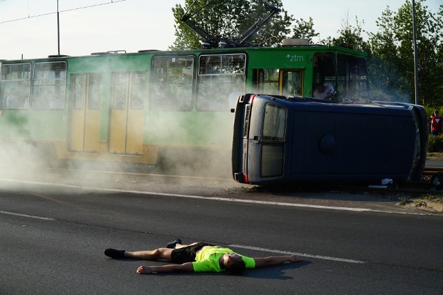 Zderzenie samochodu z tramwajem, zakleszczony motorniczy i około 20 poszkodowanych osób - tak wyglądały ćwiczenia służb ratunkowych, które odbyły się w środę na ul. Hetmańskiej między rondami Starołęka i Żegrze.