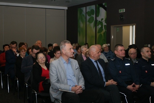 Lubelska policja ostrzega. Przebiegli oszuści nie odpuszczają seniorom