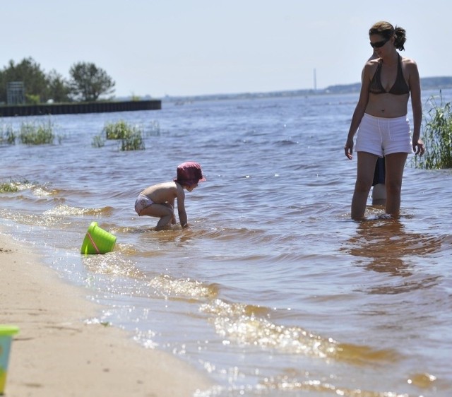 Zuzia Bojaś z Wrocławia kąpała się w weekend w jeziorze w Turawie. - Woda wygląda dobrze i nie ma znaków zakazujących kąpieli - tłumaczy mama dziewczynki.