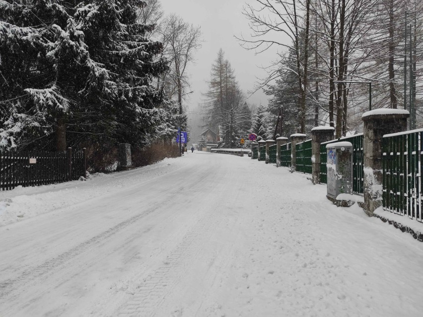 Podhale. Trudne warunki na drogach. Jezdnie w Zakopanem na biało [ZDJĘCIA]