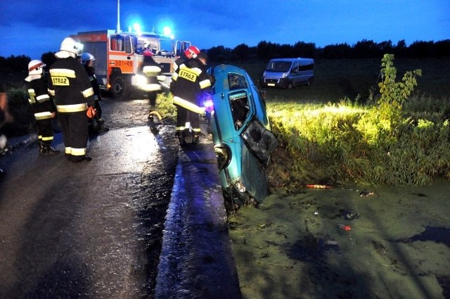 17 i 18-latek zginęli po tym, jak volkswagen, którym jechali, wpadł do rowu wypełnionego wodą.